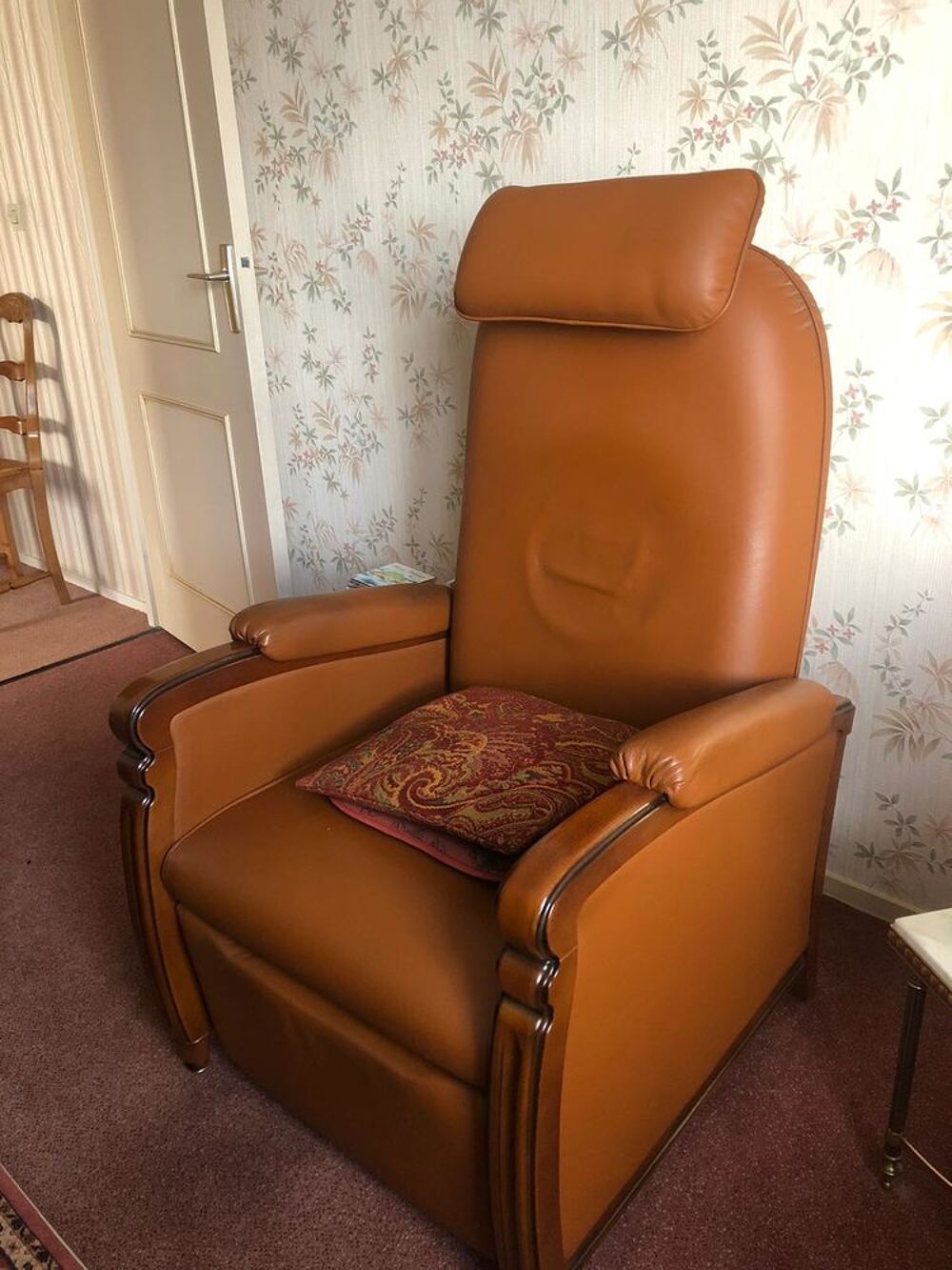 Divers meubles et fauteuils anciens Meubles