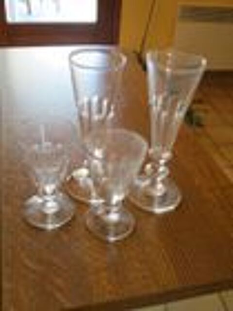 Deux flûtes et deux verres liqueur milieu arrondi vintage 0 Mérignies (59)