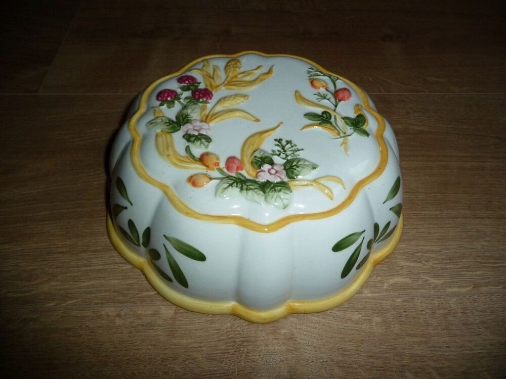 Joli moule rond en porcelaine motifs fleurs et fruits - Neuf Décoration