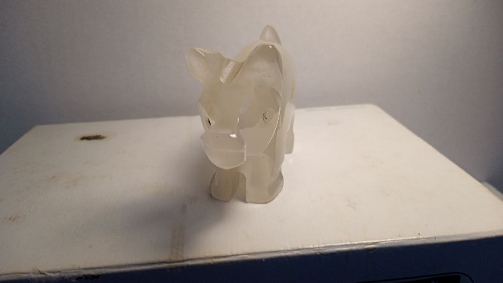 Une Petite figurine cochonne blanche 