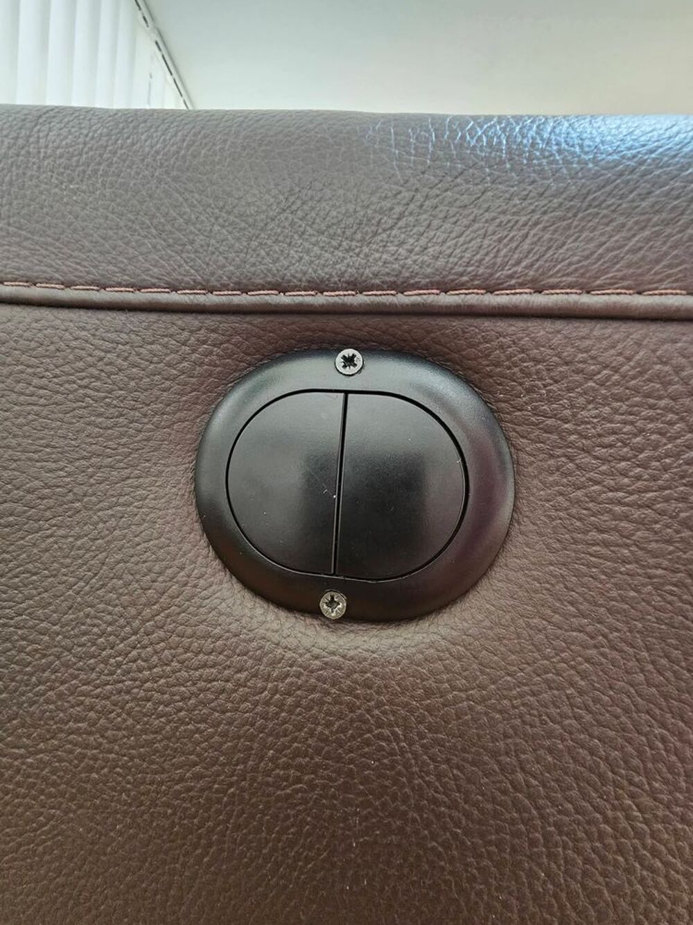 Canap&eacute; tout cuir quasi neuf Poltron e Sofa Meubles
