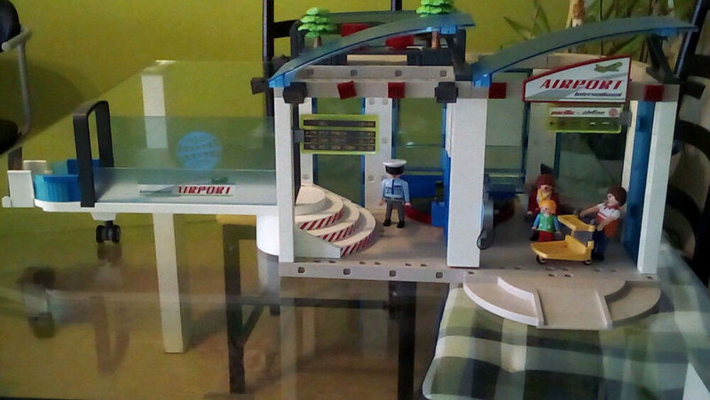 Playmobil a&eacute;roport + passerelle d'embarquement Jeux / jouets
