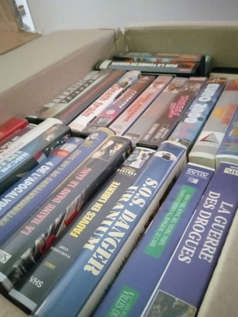 un magn&eacute;toscope + environ 200 K7 vhs Photos/Video/TV