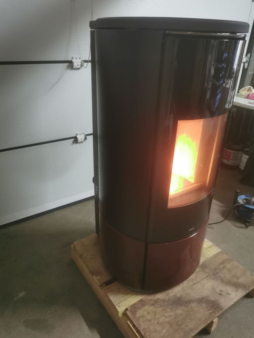 A SAISIR: POELE A GRANULES NOBIS MODELE A8VROUND Meubles