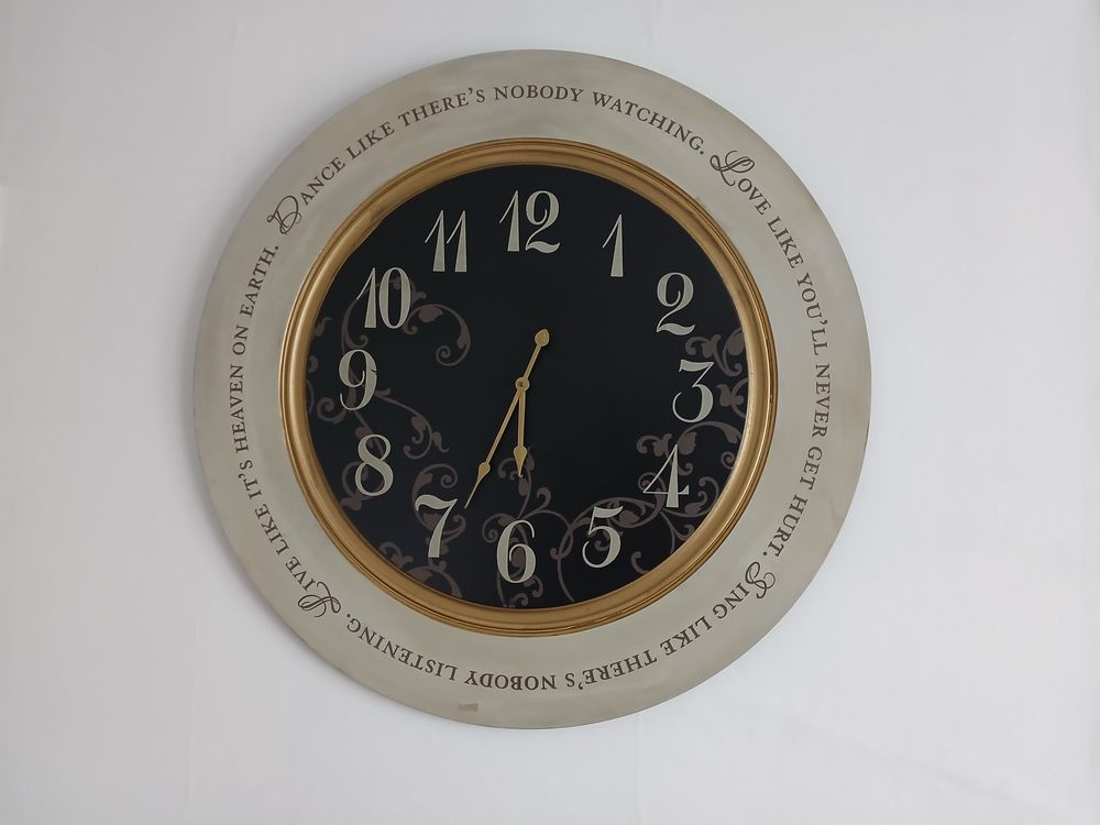 UNE GRANDE HORLOGE MURALE Décoration