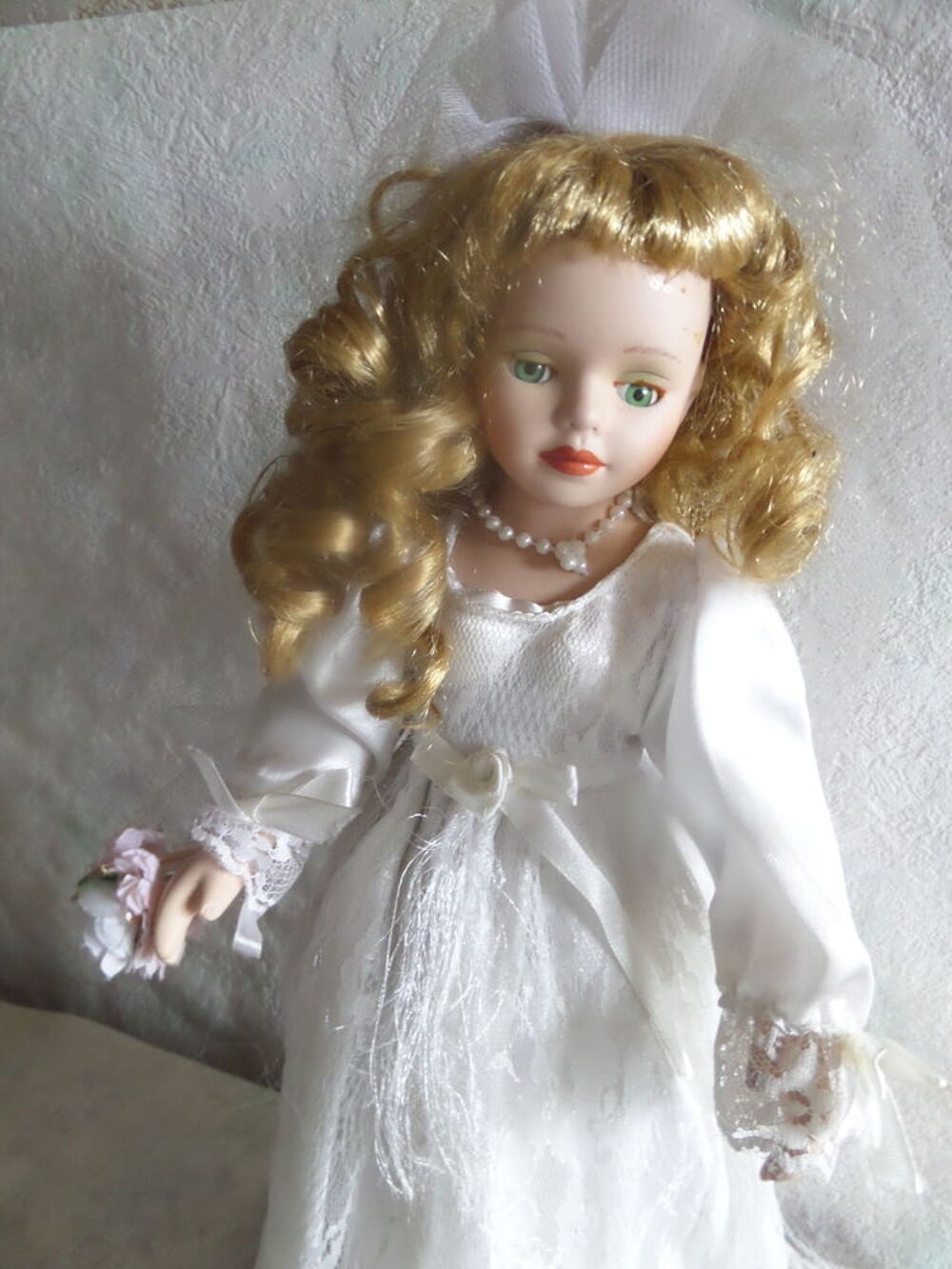 poup&eacute;e en porcelaine 