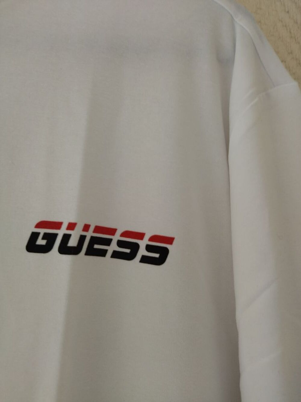Pour No&euml;l
Tee-shirt GUESS
Homme TM Vêtements