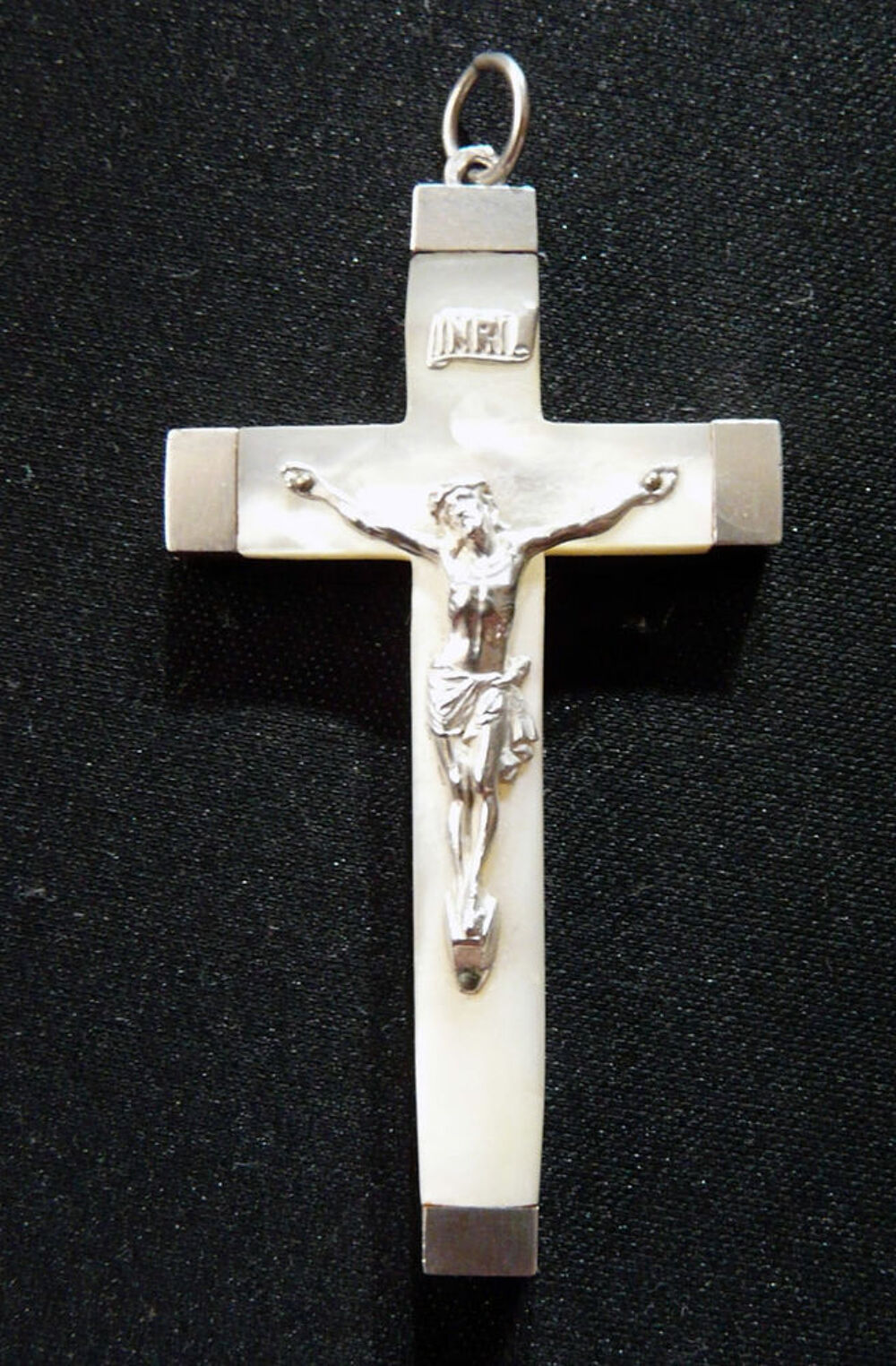 Pendentif Croix-Crucifix en Nacre et Argent ann&eacute;es 1900-1910 Bijoux et montres