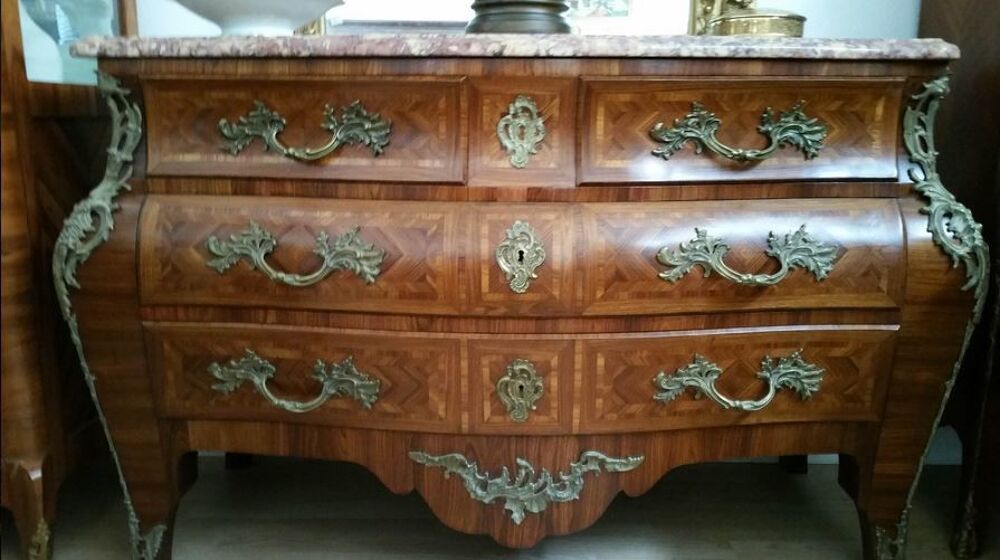 Commodes et grand choix de meubles bois de rose.
Meubles