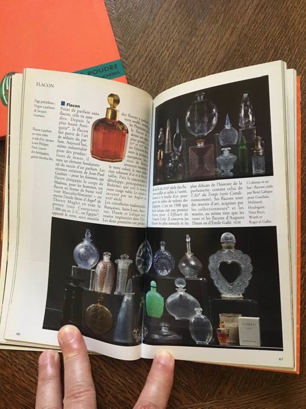 Parfum, Deux jolis est ancien livre en parfait &eacute;tat 