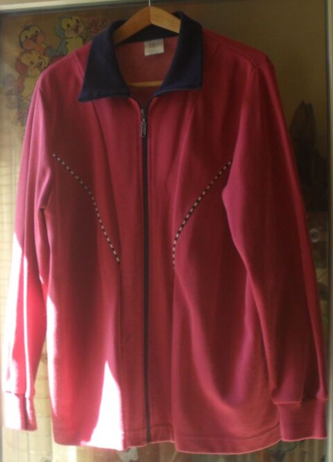 2 Gilets Femme Rouge Taille 48 et 52 20 Montreuil (93)
