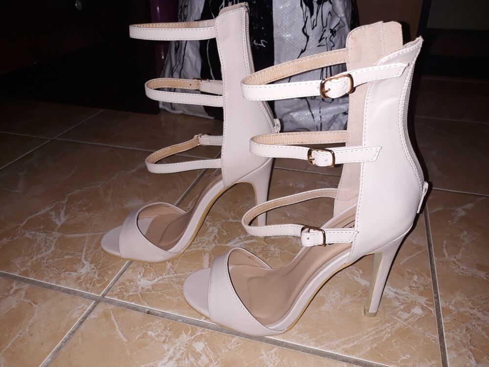 Talons aiguilles beiges &agrave; lanieres Chaussures