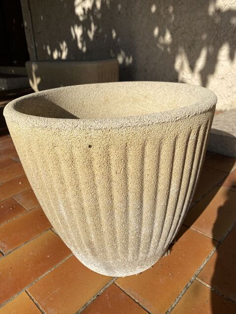 JARDINIERES RONDES EN GRAVIER LAVE 140 Nans-les-Pins (83)