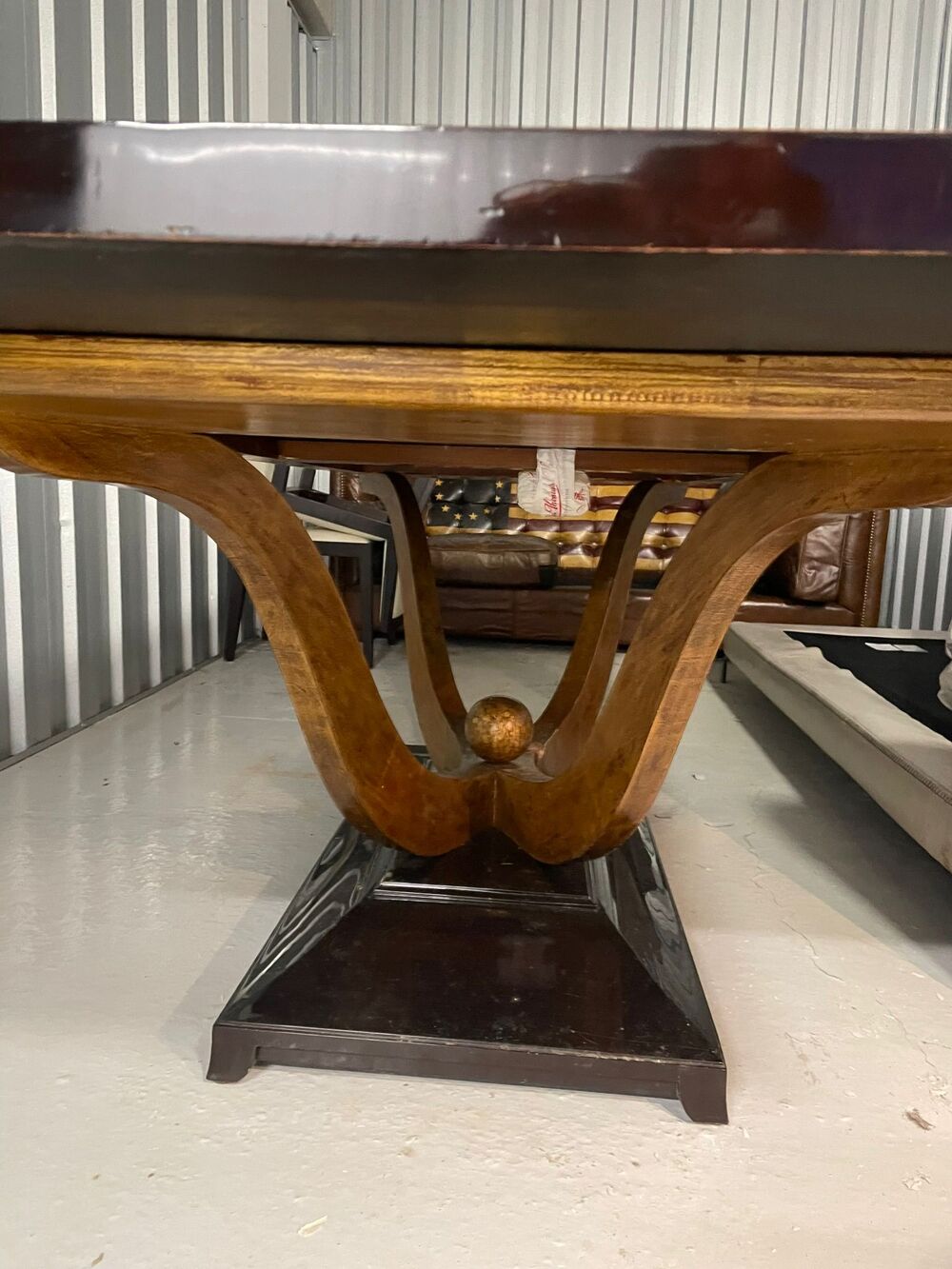 Beautiful and expensive table that seat 8 - 10 people Meubles