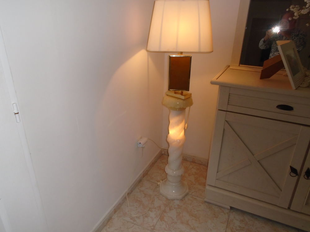 colonne en albatre eclairante avec lampe dessus Décoration