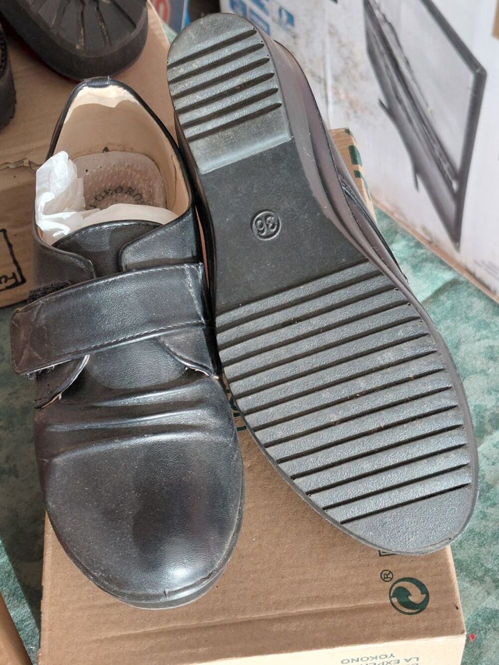 Differentes chaussures , femles- enfants et hommes. Chaussures