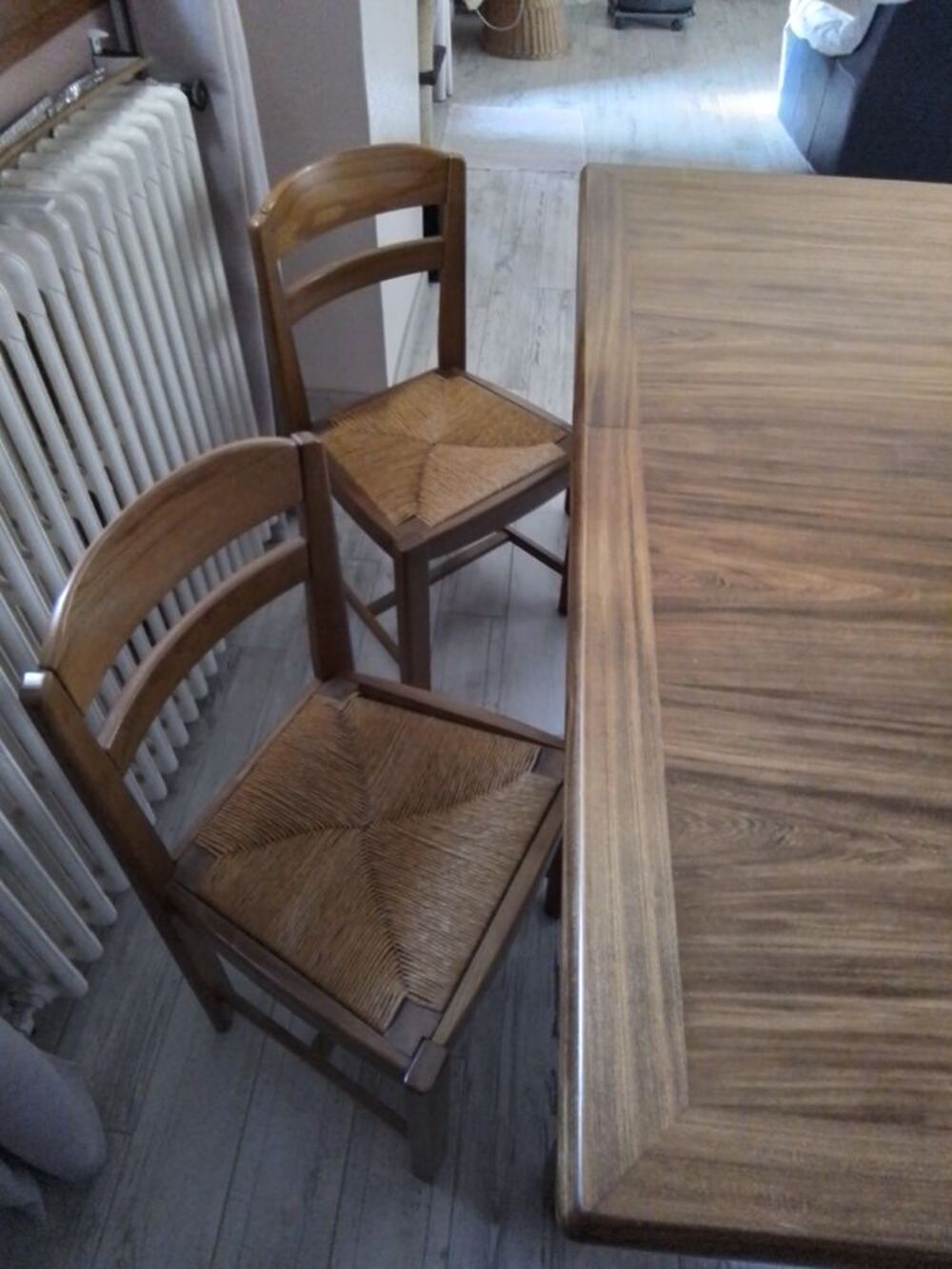 Belle et grande table rectangulaire et ses 4 chaises assorti Meubles