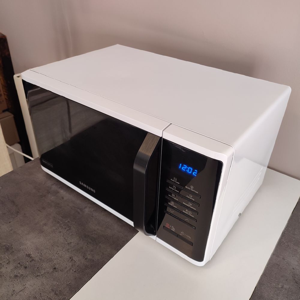 Four Micro-ondes Samsung 23litre 800Watt Electrom�nager