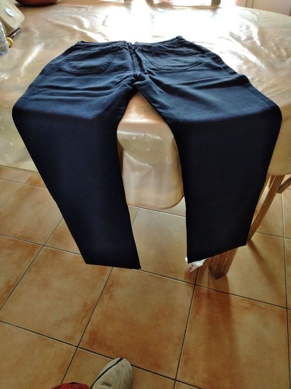 Pantalon bleu marine , neuf , en tr&egrave;s bon &eacute;tat . Taille :40 Vêtements