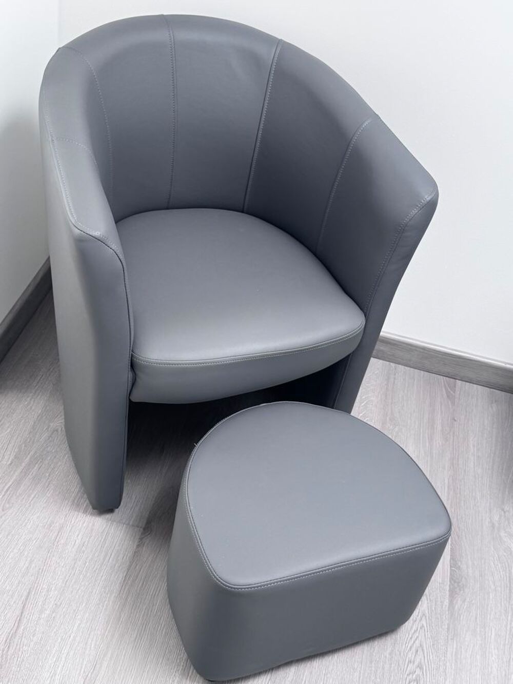 Fauteuil et chevet Meubles