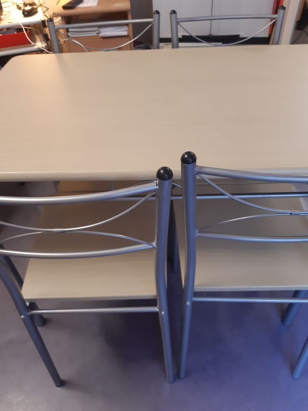 Super table et chaises !! Meubles