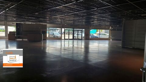 PROCHE MONTBELIARD, , zone commerciale recherch&eacute;e, super visibilit&eacute;, fort passage, v&eacute;hicules , local de 897m&sup2; avec Parks priv&eacute;s 7500 25200 Montb�liard