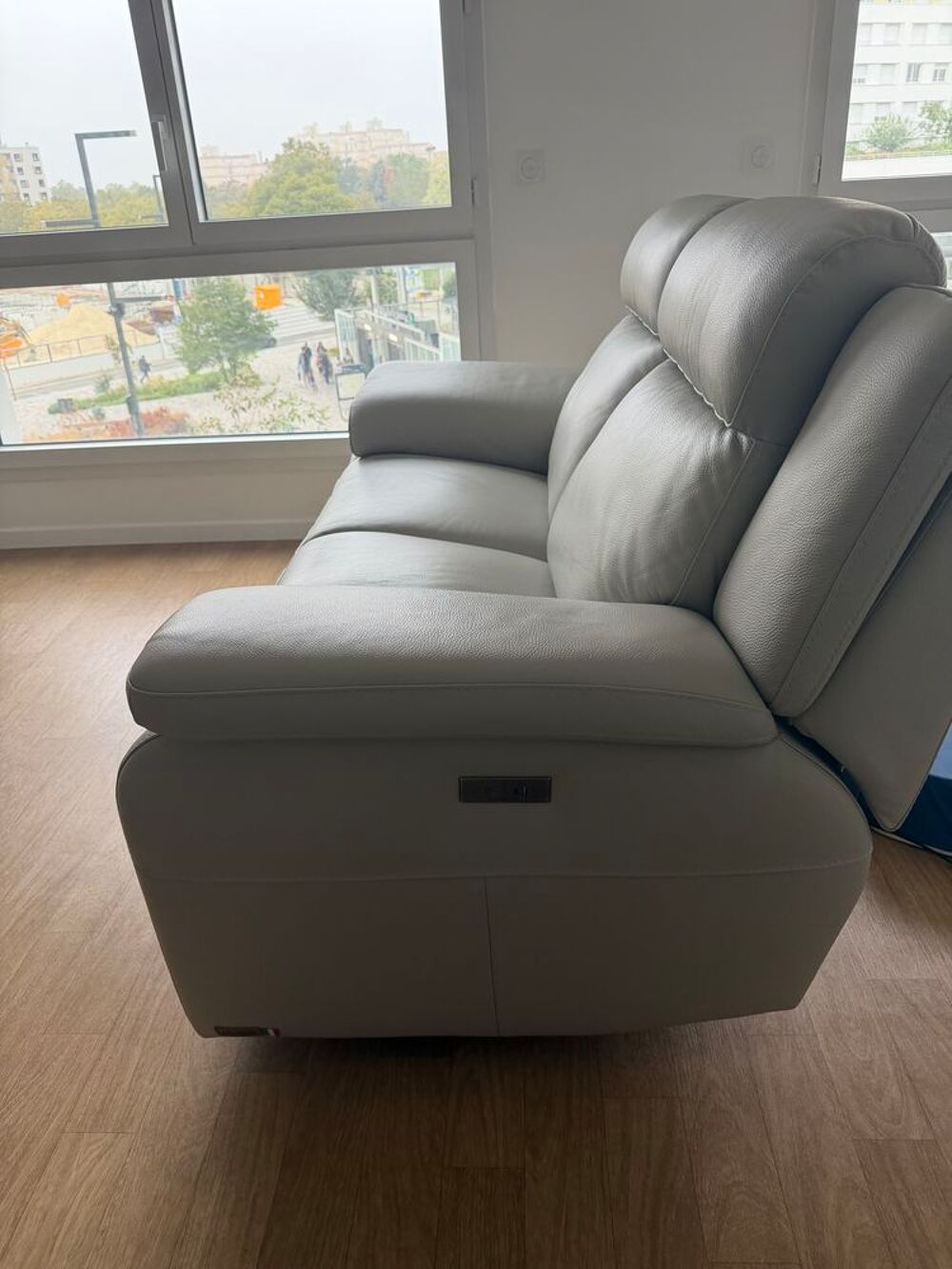 Canap&eacute; poltronesofa cuir beige quasi neuf Meubles