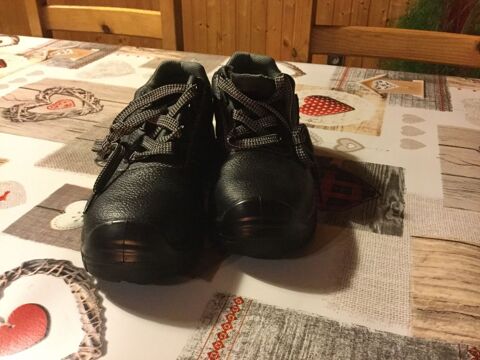 Une paire de chaussures de scurit. 20 Burdignin (74)