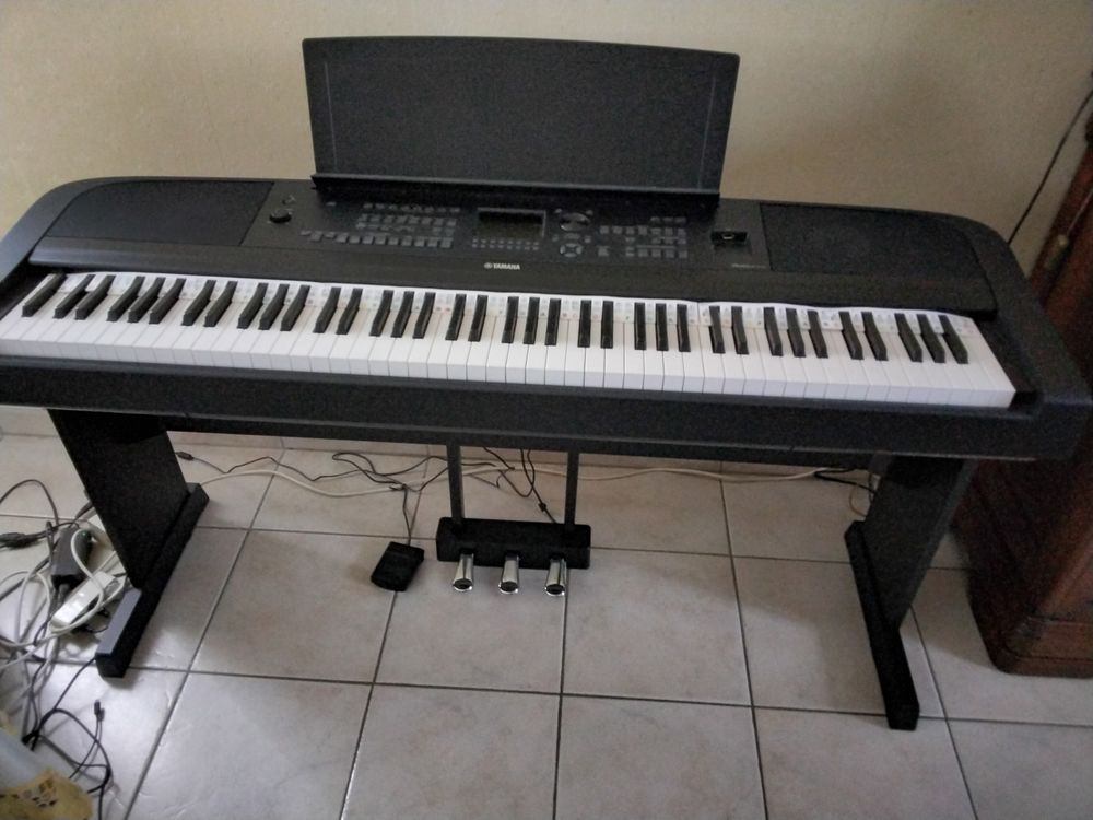 clavier Yamaha DGX 670 Instruments de musique