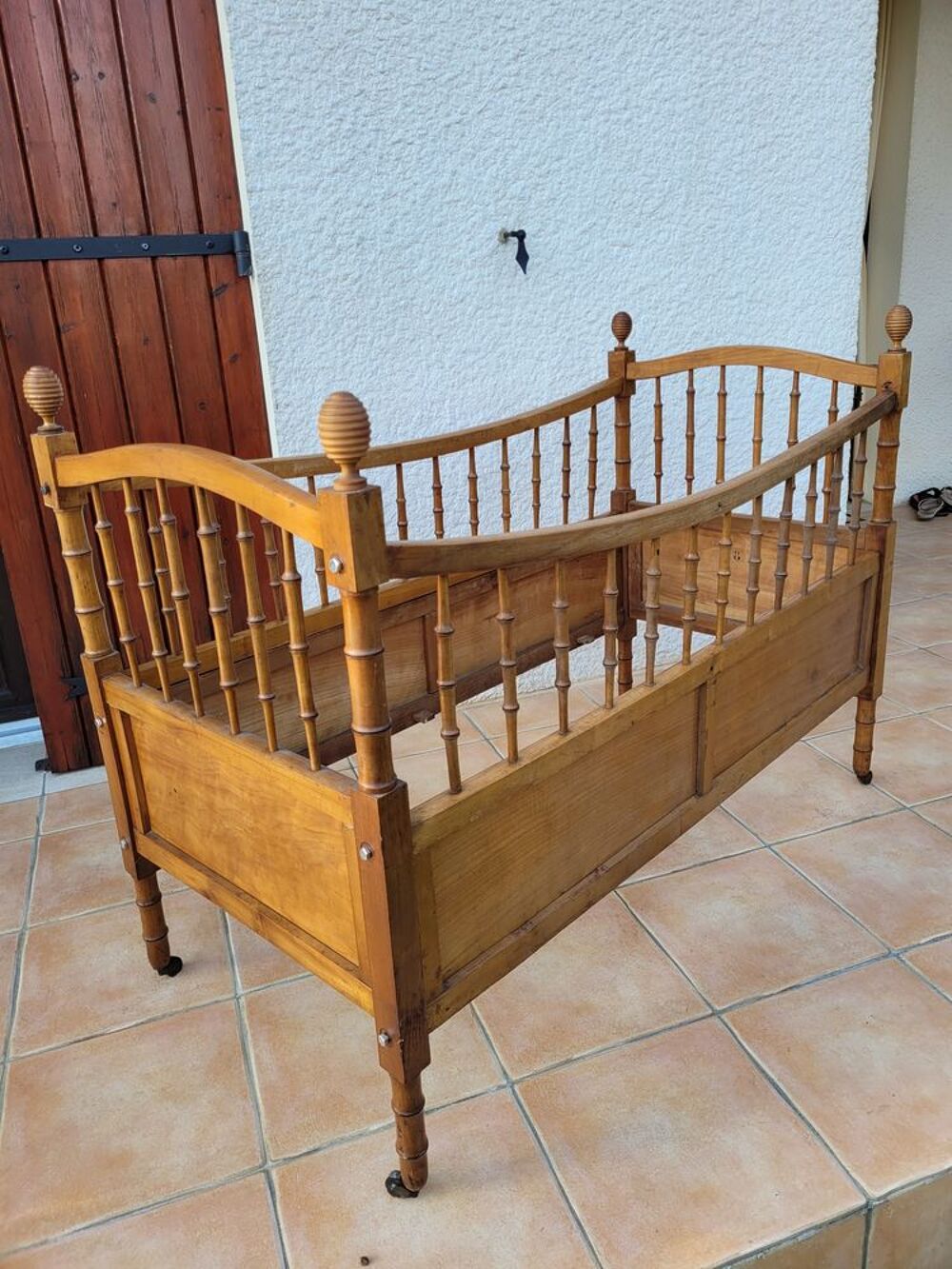 Ancien lit enfant en bois massif Mobilier enfants