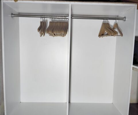 CAISSON penderie OUVERT avec  21 cintres prisonniers
100 Pontoise (95)