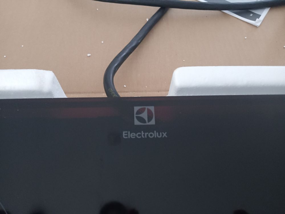 Table induction Electrolux connect&eacute;e avec hotte Electroménager