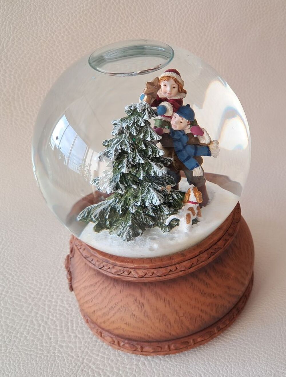 boule &agrave; neige avec d&eacute;cor de No&euml;l 
Décoration