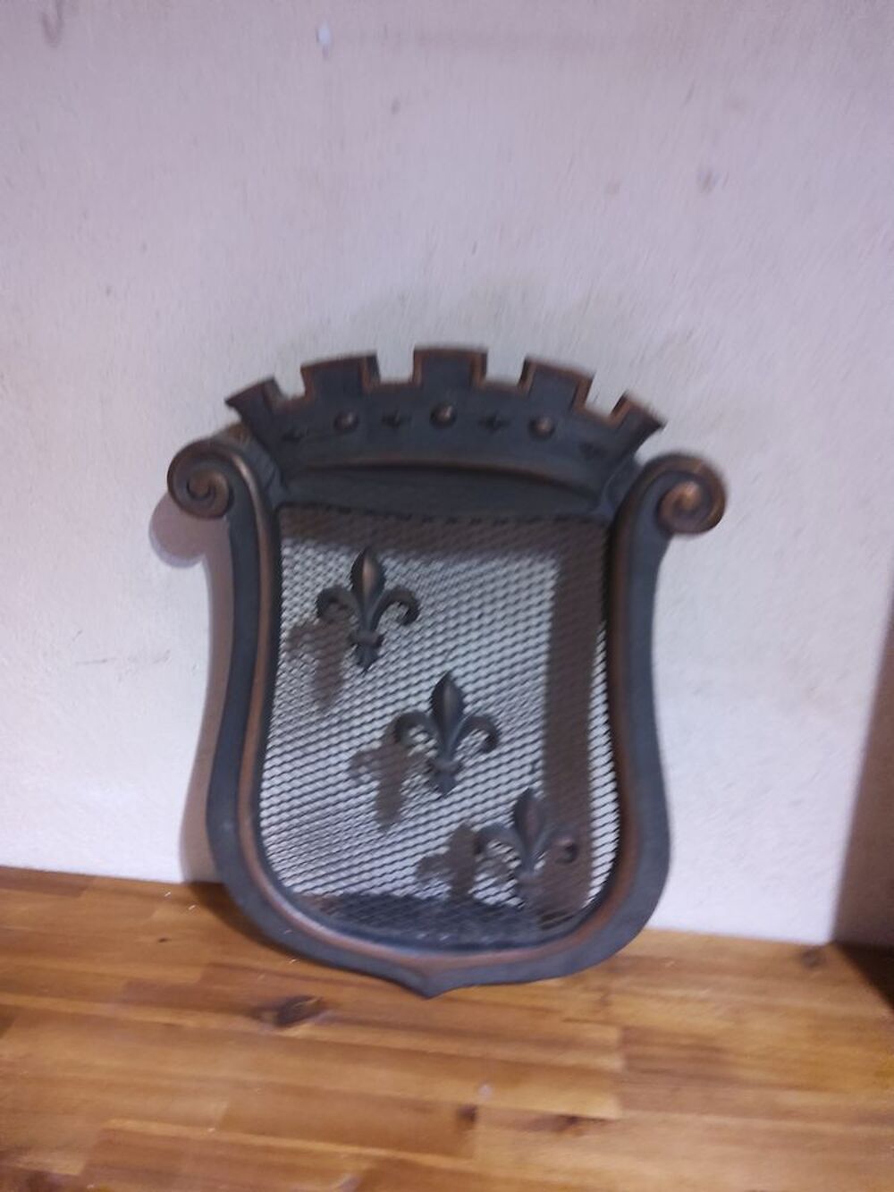 Grille d'a&eacute;ration de chemin&eacute;e en fonte. Décoration
