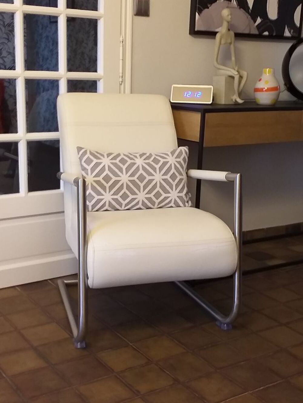 FAUTEUIL MODERNE BLANC SIMILICUIR ET CHROME Meubles