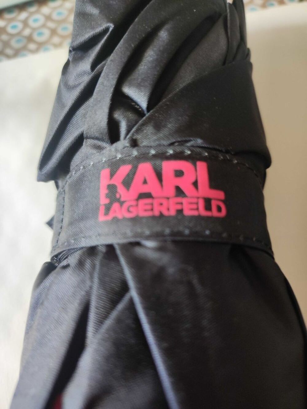 Parapluie collection Karl Lagerfeld jamais utilis&eacute;. avec &eacute;tiquette noir et rose Maroquinerie