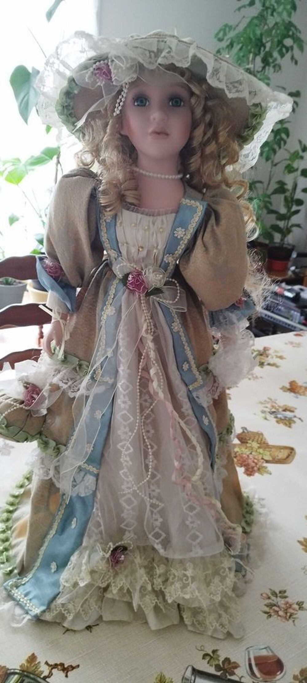 POUPEE De COLLECTION En PORCELAINE. 
