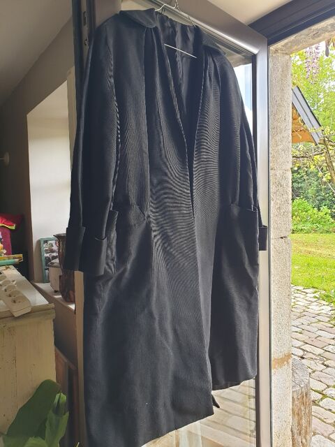Manteau noir satin lger, vintage, en bon tat
8 Mouxy (73)