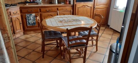 Table de cuisine carrele avec ces trois chaises  . 70 Thouars (79)
