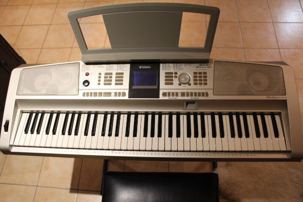Piano num&eacute;rique Yamaha DGX-305 Instruments de musique