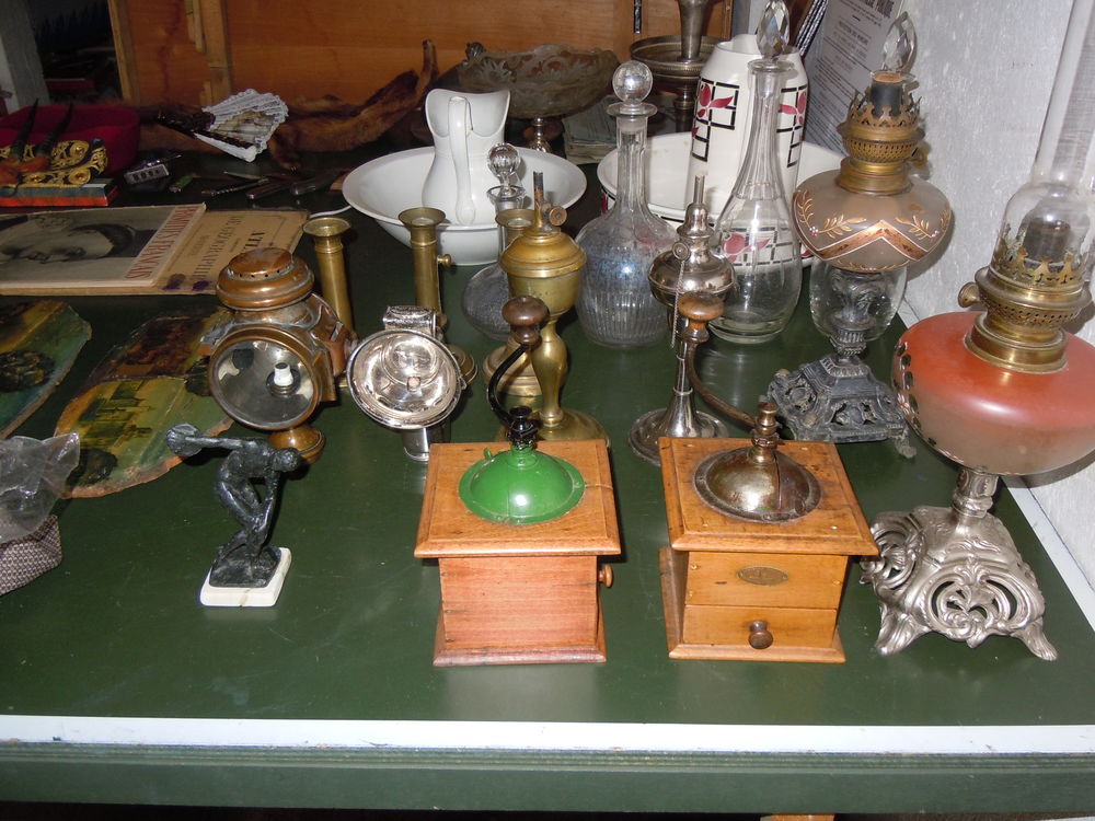 une centaine d objets anciens . je vide ma maison..... Décoration