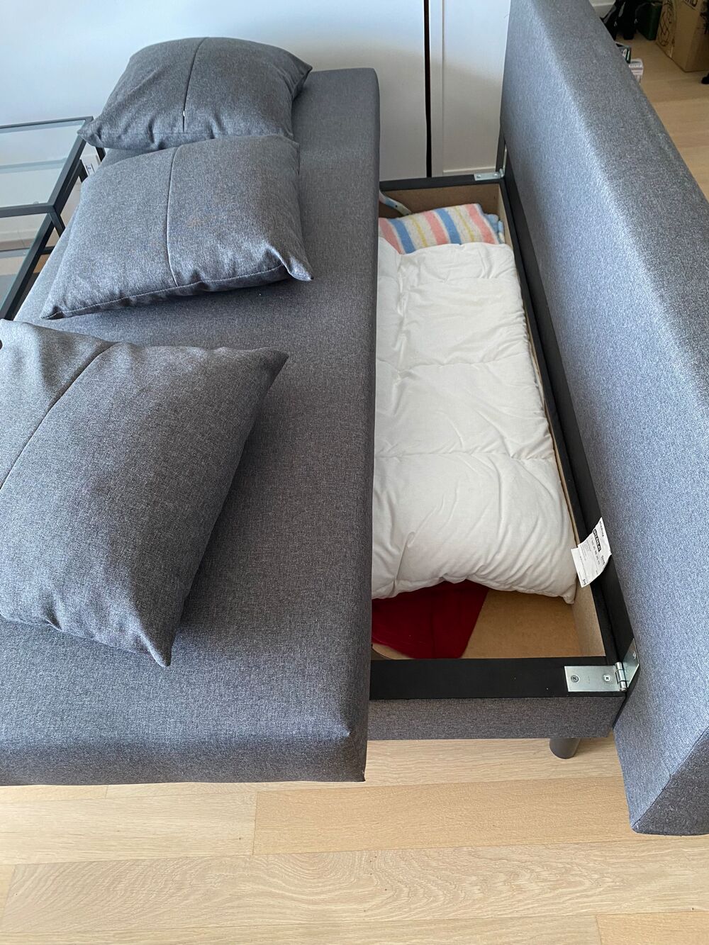 CANAPE CONVERTIBLE ET TABLE BASSE Meubles