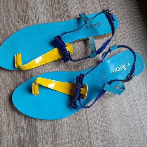 Nu-pieds jaunes et bleus 15 Houchin (62)