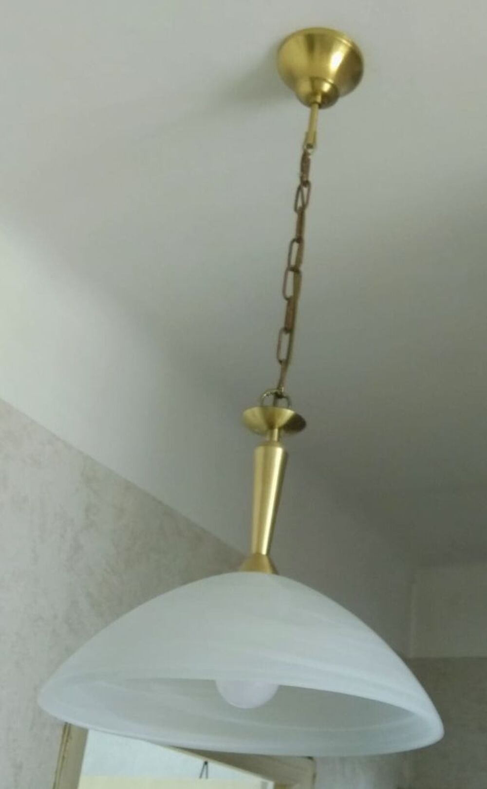 Tr&egrave;s belle lampe en verre poli/m&eacute;tal. Décoration