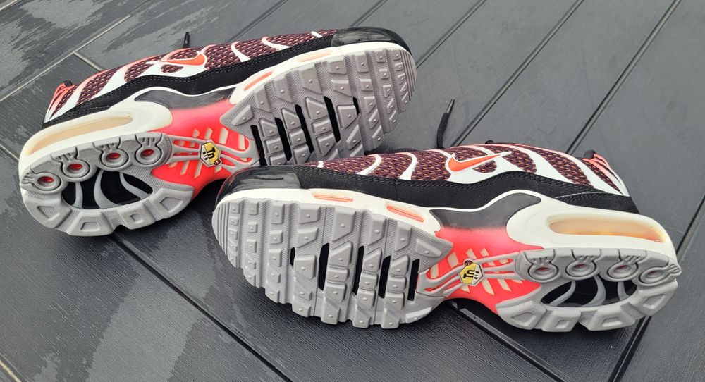 Baskets Nike. Nike Air / Tn Air. Edition limit&eacute;e. Mixte. Chaussures