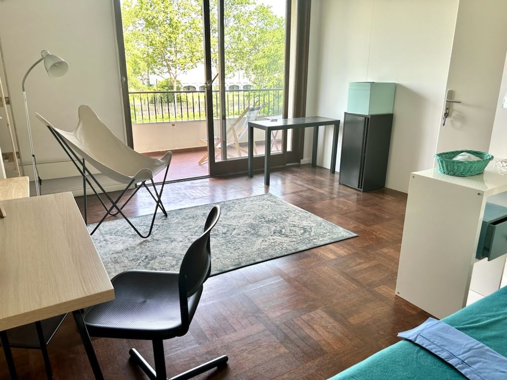 Location Appartement Chambre de 14 m 2 proche meublée 14 m 2
proche Rockefeller L Bron