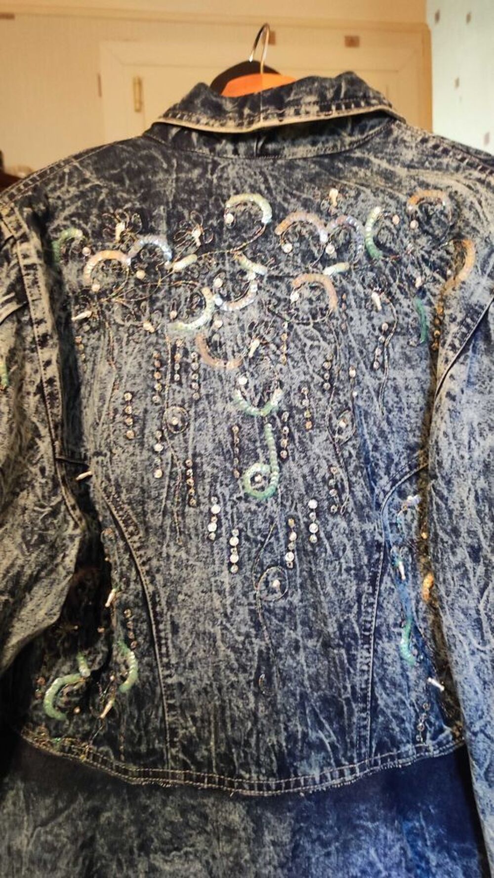 Superbe veste vintage ann&eacute;es fin 80 , neuve, perl&eacute;e, avec sequins &eacute;galement. jean Vêtements