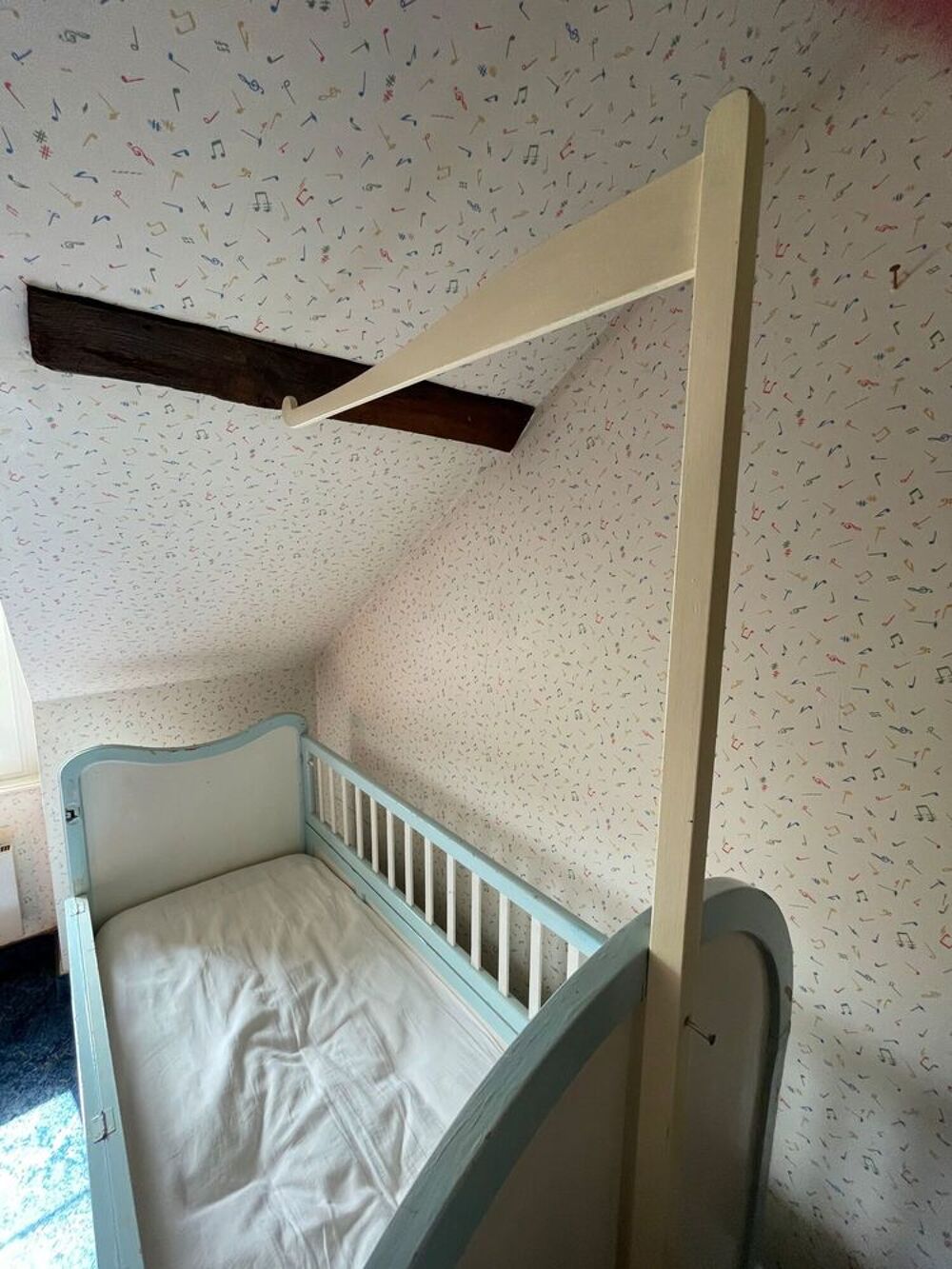 Lit de b&eacute;b&eacute; romantique en bois avec literie Mobilier enfants