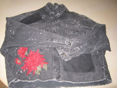 une veste en jean noir avec fleurs rouges brodées 30 Brignais (69)