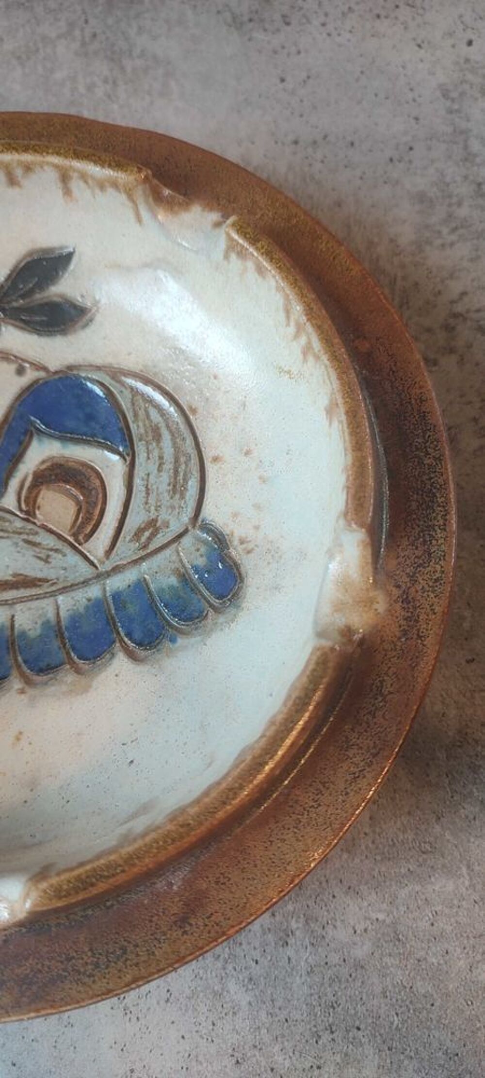 Assiette enfant sign&eacute;e Dubois gr&egrave;s de Bouffioulx 